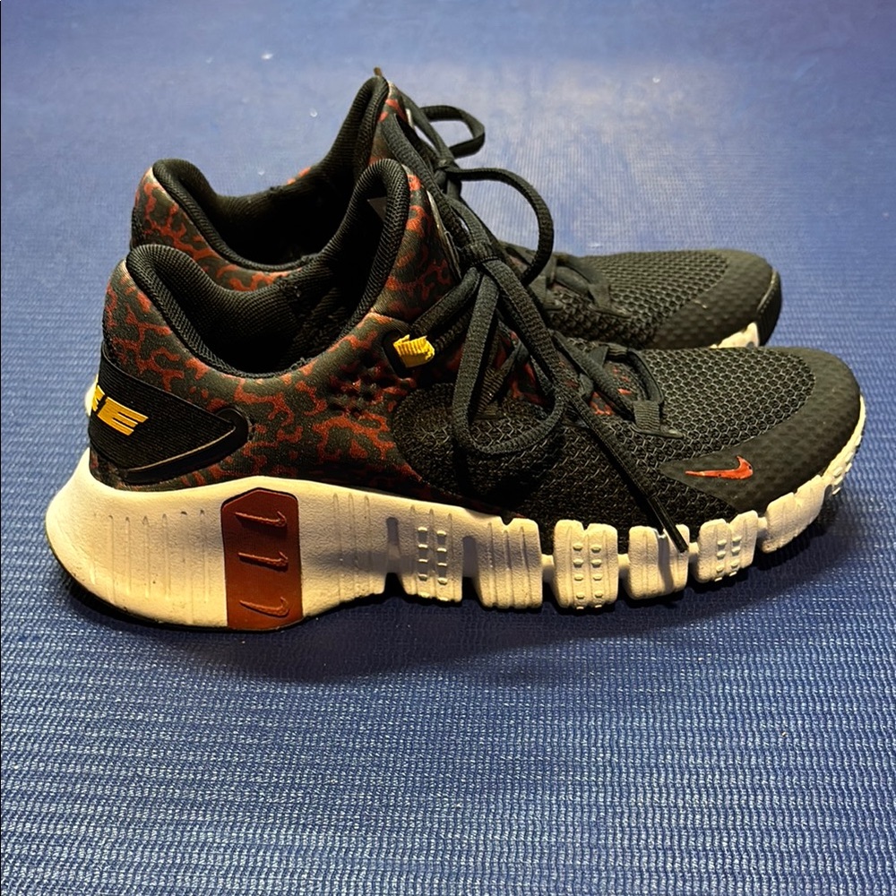 Nike metcon Black and Red Patterned Sneakers